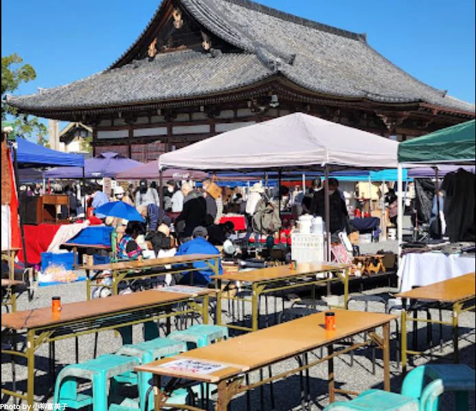 Visitors exploring an outdoor market in the courtyard of a Kyoto temple, showcasing local culture on Kyoto free walking tours