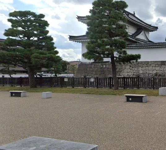 A spacious courtyard surrounded by traditional architecture at Kyoto’s Nijo Castle, a must-see on Kyoto free walking tours